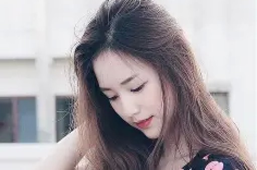 女星超大牌排场惹热议与男助理亲密举动引全网吵翻